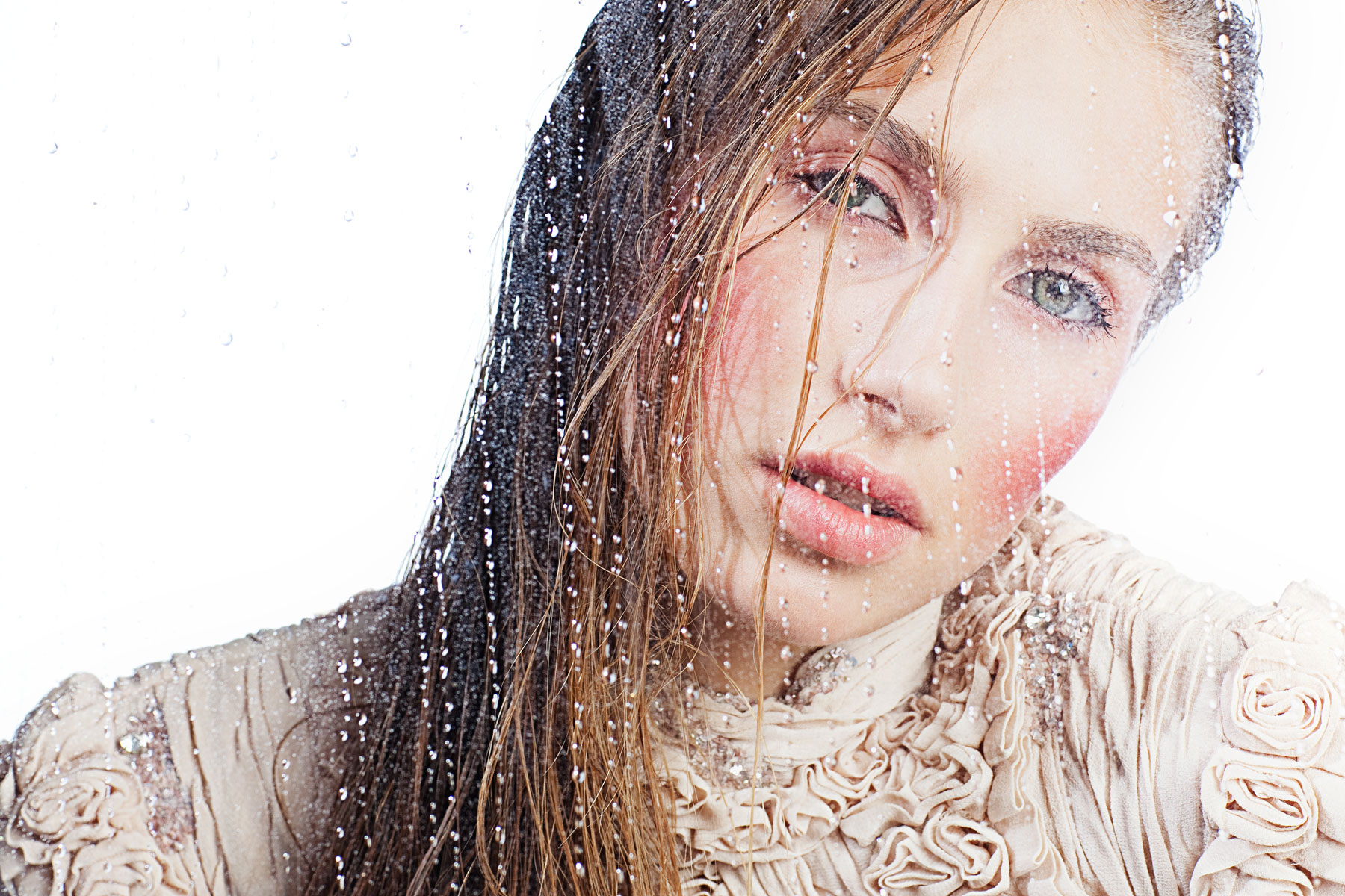 Beauty - doctor fashion - Lutske Veenstra - visagie magazine - raindrops (spread 2)